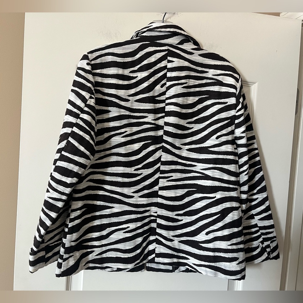 Chico's Black and White Zebra Blazer with Hook Closures Women’s Size Medium - Picture 6 of 11
